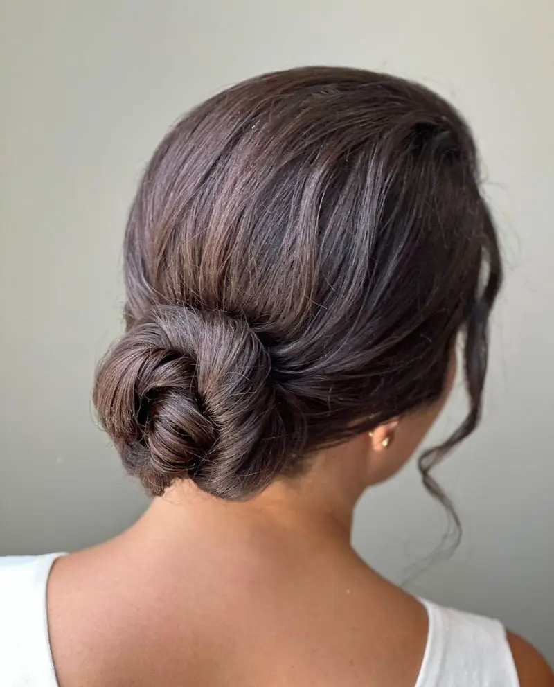 شینیون مجلسی شیک و زیبای موی قهوه ای برای عروس و مجالس رسمی. مدل موی کلاسیک و حرفه ای ارائه شده توسط سالن زیبایی ژوتم هال.