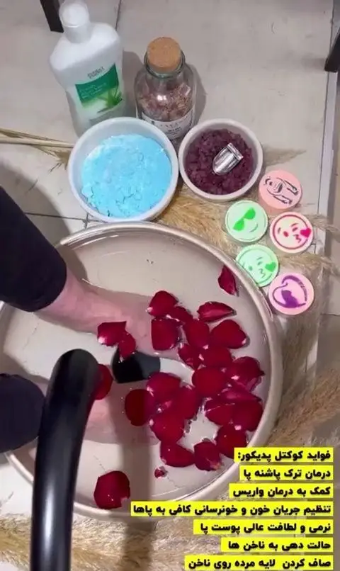 پدیکور کوکتل پا با گل رز و محصولات تخصصی در سالن زیبایی ژوتم هال، برای مراقبت کامل پا، درمان ترک پاشنه و لطافت پوست.