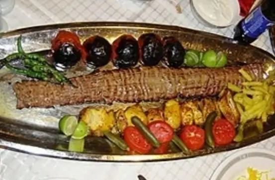 سینی شکیل کباب کوبیده و جوجه کباب به همراه گوجه کبابی، فلفل و لیمو ترش تازه از کبابی سلطانی شعبه 2، لذت غذای اصیل ایرانی.