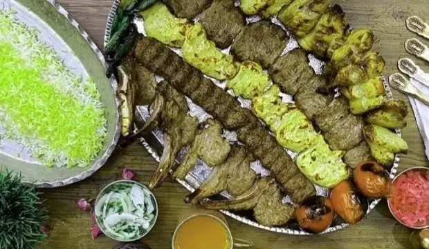 سفره‌ای کامل از انواع کباب کوبیده، جوجه کباب، شیشلیک بره، چنجه، با برنج سبز، گوجه کبابی و مخلفات در کبابی سلطانی شعبه ۲.