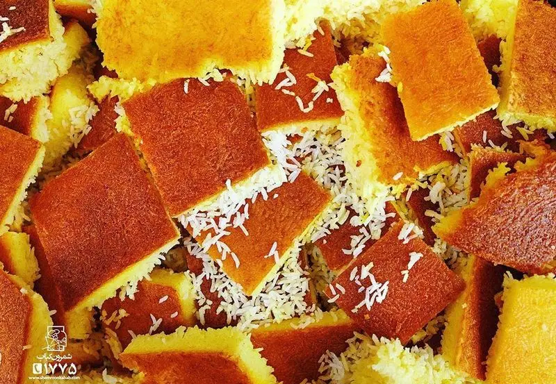 تصویر جذاب از ته دیگ طلایی و ترد برنج زعفرانی رستوران شمرون کباب، غذای اصیل و محبوب ایرانی برای سرو در کنار انواع کباب.