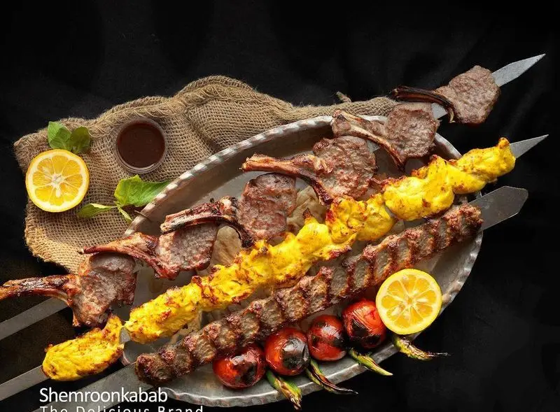 سینی کباب شمرون کباب شامل شیشلیک، جوجه کباب و کوبیده به همراه گوجه کبابی، فلفل و لیمو. طعم اصیل ایرانی.