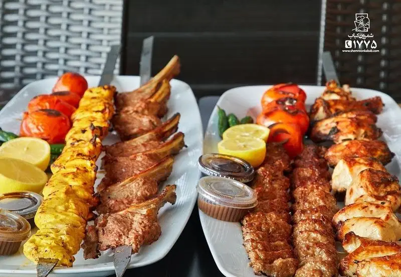 سینی مجلل کباب‌های شمرون کباب: جوجه، شیشلیک، کوبیده و مرغ با مخلفات. تجربه‌ای لذت‌بخش از غذای اصیل ایرانی.