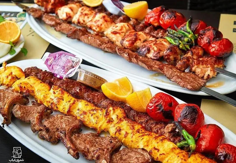 انواع کباب‌های لذیذ شمرون کباب شامل جوجه کباب، کباب کوبیده، شیشلیک، گوجه و فلفل کبابی و لیمو تازه، غذای اصیل ایرانی