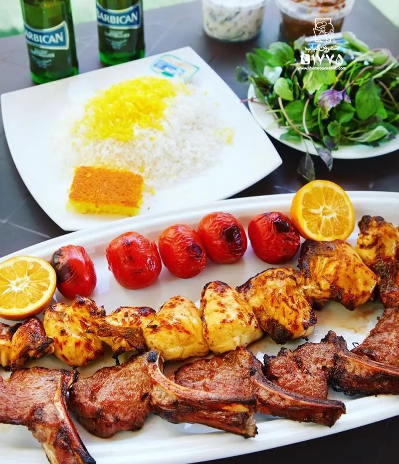 سفره کباب شمرون شامل شیشلیک، جوجه کباب، گوجه کبابی و چلو زعفرانی. لذت چشیدن غذای اصیل ایرانی در شمرون کباب.