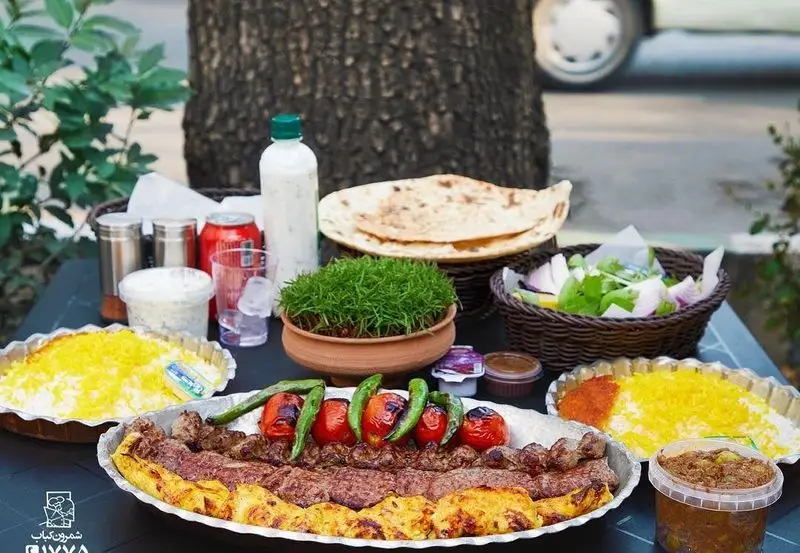 سفره‌ کامل شمرون کباب: انواع چلوکباب ایرانی، برنج زعفرانی، نان داغ، سبزی تازه و دوغ در فضای باز و دلنشین.