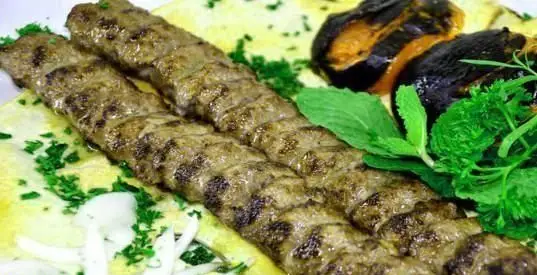 کباب کوبیده عالی رستوران ایرانی بهنود با نان تازه، پیاز، سبزیجات معطر و بادمجان کبابی. لذت غذای اصیل ایرانی.