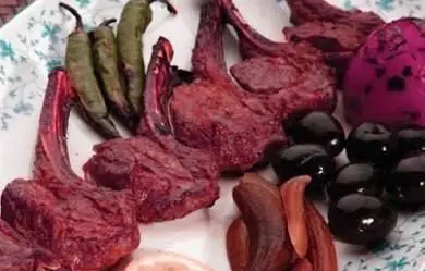 شیشلیک دنده کباب خوش‌طعم و آبدار، تهیه شده در رستوران ایرانی بهنود، با فلفل، زیتون و ترشیجات اصیل ایرانی.