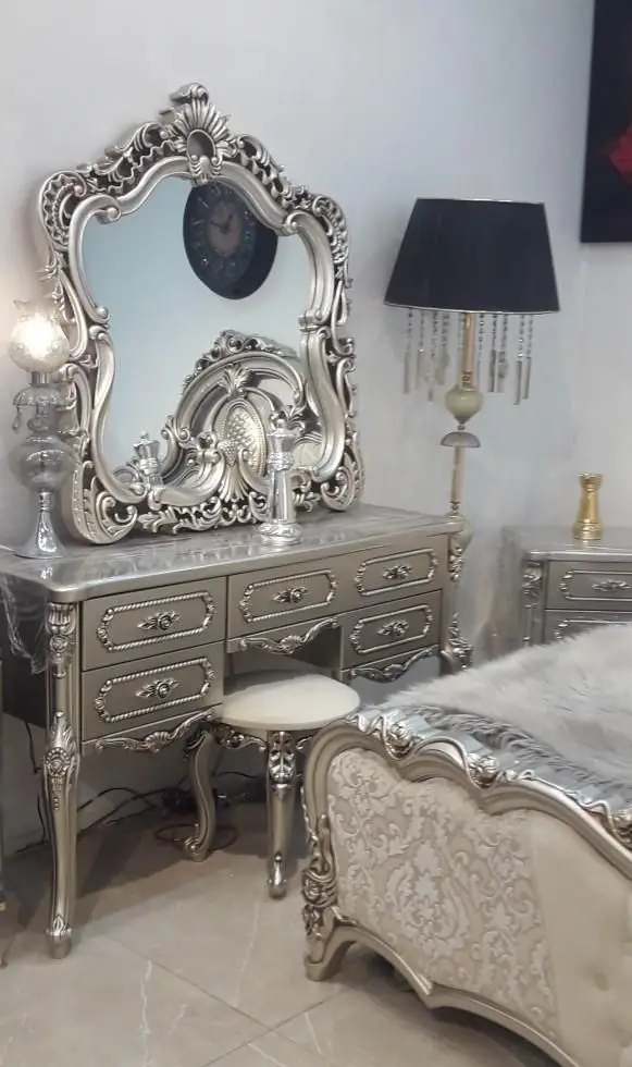 دکوراسیون داخلی لوکس و کلاسیک اتاق، بازتاب‌دهنده فضایی شیک و دلنشین مانند رستوران نایب زعفرانیه برای تجربه غذایی بی‌نظیر.