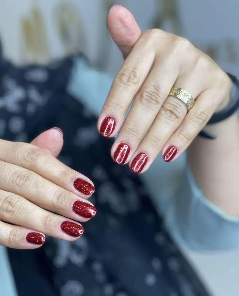 طراحی و کاشت ناخن با لاک ژل قرمز اکلیلی و شاین‌دار بسیار جذاب روی ناخن‌های طبیعی و کوتاه در سالن تخصصی کاشت و ژلیش ناخن