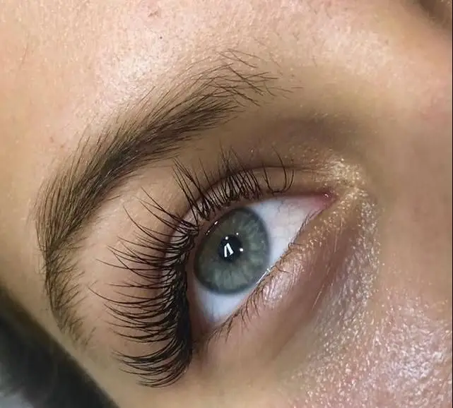 نمونه کار حرفه‌ای اکستنشن مژه والیوم و اسپایکی با تراکم بالا و حالت طبیعی برای چشم‌های رنگی در سالن زیبایی تخصصی