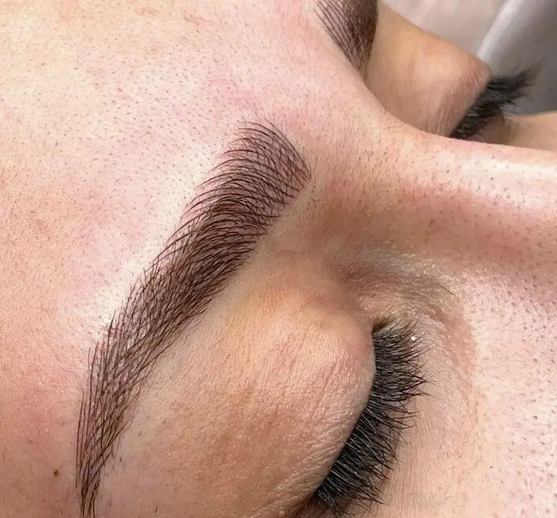نمونه کار میکروبلیدینگ طبیعی و حرفه‌ای ابرو در آرایشگاه زنانه مونا یزدانی شعبه گیشا، بهترین خدمات فیبروز و هاشور ابرو.