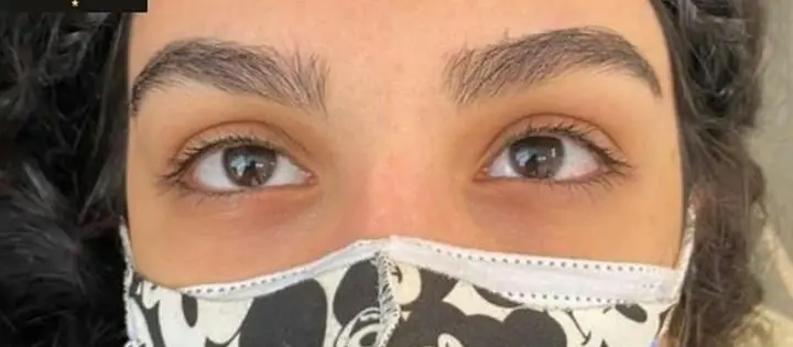 نمونه کار میکروبلیدینگ و فیبروز ابرو طبیعی و دخترانه برای خانم جوان با ماسک فانتزی در سالن زیبایی تخصصی آرایش دائم تهران