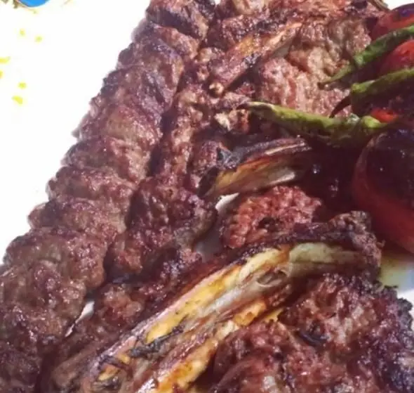 مجموعه ای از کباب کوبیده و دنده کباب لذیذ و تازه تهیه شده در تهیه غذا نجفی، آماده سفارش برای تجربه طعمی اصیل و باکیفیت.