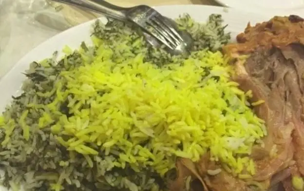 تصویر غذای اصیل ایرانی از تهیه غذا نجفی شامل سبزی پلو، چلو زعفرانی و ماهیچه پخته شده، آماده سرو در رستوران.