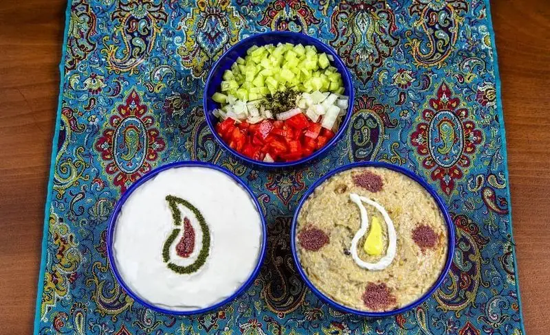 پیش غذاهای محبوب و خوش‌طعم رستوران مسینه: سالاد شیرازی، ماست و خیار و کشک بادمجان با تزیینات زیبای ایرانی