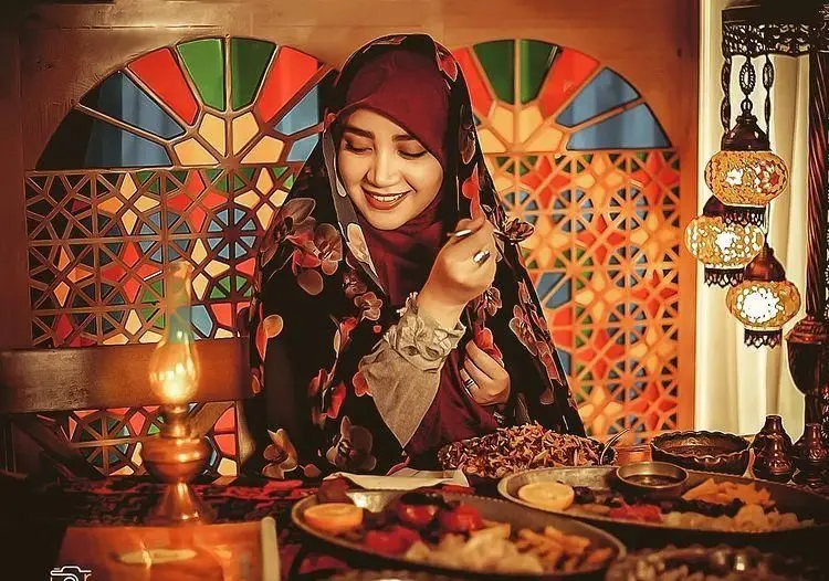 لذت تجربه غذای سنتی ایرانی در رستوران مسینه با دکوراسیون اصیل و پنجره‌های ارسی رنگارنگ، فضایی دلنشین و خاطره‌انگیز.