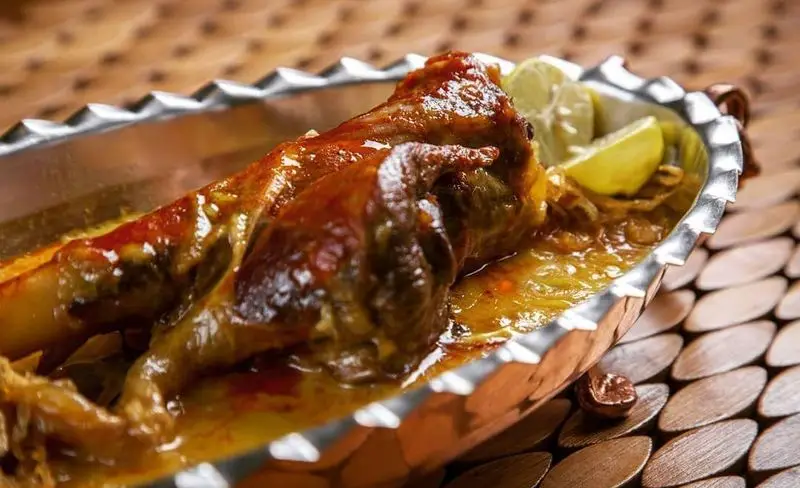 ماهیچه بره آبدار و لذیذ با سس مخصوص و لیمو، سرو شده در ظرف سنتی رستوران مسینه. تجربه طعم اصیل غذای ایرانی.