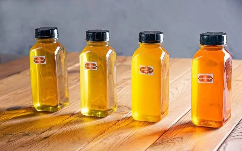 انواع شربت‌های سنتی و عرقیجات ایرانی رستوران مسینه شامل بیدمشک، بهارنارنج، سکنجبین و زعفران، نوشیدنی‌های خنک تابستانی.