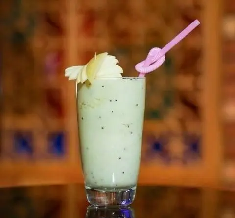 اسموتی کیوی خنک و گوارا با تزئین میوه در کافه رستوران سنتی قصر ایرانیان، تجربه‌ای خاص در محیطی آرام و دلنشین.