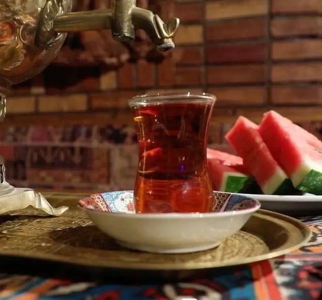 چای سنتی در استکان کمرباریک با سموَر و هندوانه در کافه رستوران قصر ایرانیان؛ تجربه‌ای دلنشین از پذیرایی اصیل ایرانی.