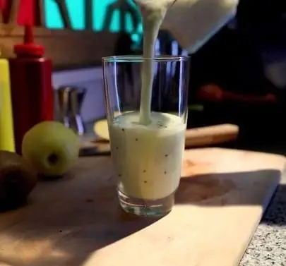 تهیه اسموتی تازه و خوشمزه با میوه‌های طبیعی در کافه رستوران سنتی قصر ایرانیان، تجربه بهترین نوشیدنی‌ها در محیطی دلنشین و جذاب.