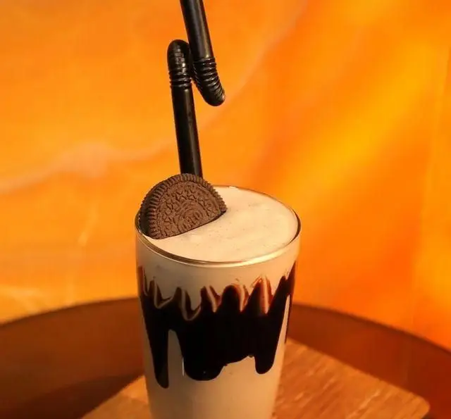 میلکشیک اورئو، نوشیدنی خنک و خوشمزه کافه رستوران سنتی قصر ایرانیان، با تزئین شیک شکلات و کوکی محبوب