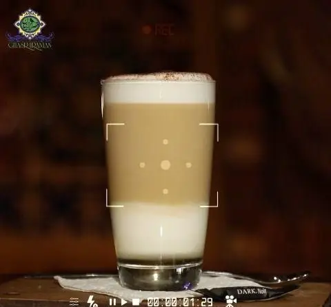 قهوه لاته یا ماکیاتو لایه ای با کیفیت عالی، یکی از نوشیدنی های دلنشین منوی کافه رستوران سنتی قصر ایرانیان.