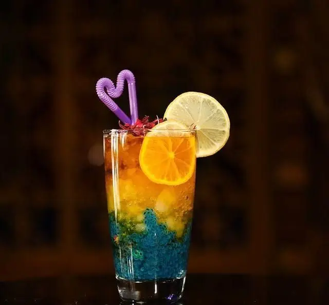 کوکتل میوه‌ای چند لایه با تخم شربتی آبی، لیمو و پرتقال، نوشیدنی تابستانی در کافه رستوران سنتی قصر ایرانیان.