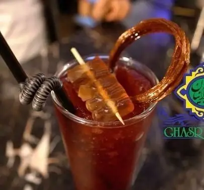 نوشیدنی خنک و دسرهای شیرین کافه رستوران سنتی قصر ایرانیان، بهترین انتخاب برای لحظات آرامش‌بخش و خاطره‌انگیز شما.