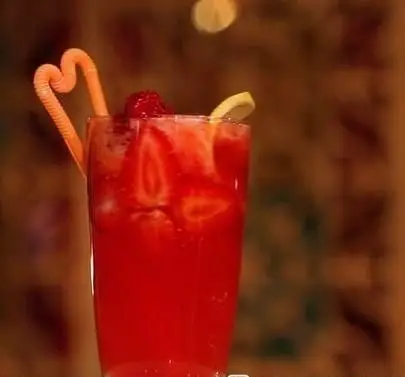 نوشیدنی دلپذیر و خنک توت فرنگی با تزئینات لیمو و نی فانتزی قلبی شکل در کافه رستوران سنتی قصر ایرانیان.