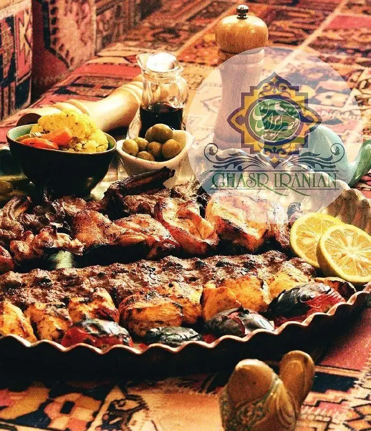 سینی بزرگ چلوکباب کوبیده و جوجه کباب رستوران سنتی قصر ایرانیان با برنج، زیتون و لیمو، غذای اصیل و خوشمزه ایرانی.
