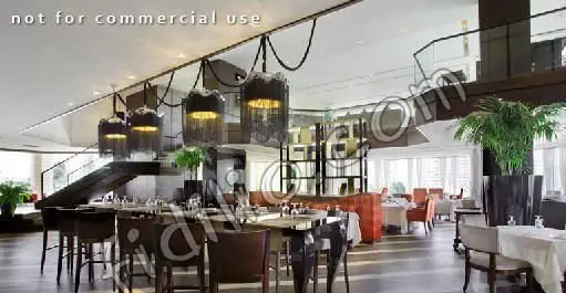 نمایی از فضای داخلی رستوران ایتالیایی بیچه با دکوراسیون مدرن، میزهای شیک، نورپردازی خاص و پلکان زیبا برای محیطی لوکس.