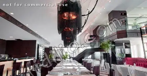 تصویری از دکوراسیون داخلی لوکس و شیک رستوران ایتالیایی بیچه، با میزهای غذاخوری مجلل، بار مجهز و لوسترهای بزرگ و خیره‌کننده.