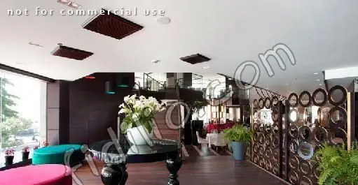 دکوراسیون داخلی لوکس و مدرن رستوران ایتالیایی بیچه با فضای لابی دلنشین، مبلمان رنگارنگ، میز با گلدان گل و سالن غذاخوری شیک.