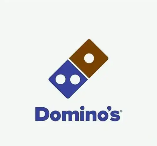 تصویر لوگوی معروف دومینوز پیتزا و فست فود، نمایش دهنده نماد تاس دومینو با یک و دو نقطه، همراه با نام "Domino's".