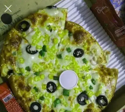 پیتزای دومینوز با پنیر ذوب شده، زیتون سیاه اسلایس شده، ذرت و فلفل سبز خرد شده در جعبه مقوایی. غذایی لذیذ برای سفارش.