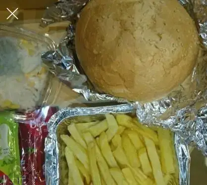 یک وعده غذایی کامل از دومینوز پیتزا شامل نان گرد تازه، سیب زمینی سرخ کرده، سالاد و سس های همراه آماده سرو.