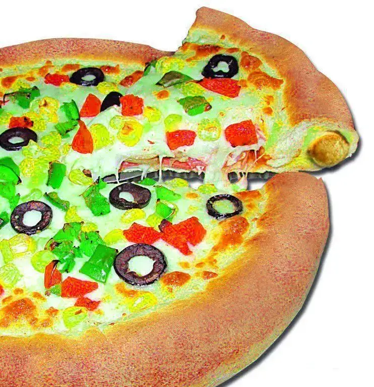 پیتزای دومینوز با برشی جدا شده و پنیر پیتزای کشسان. تاپینگ‌های رنگارنگ شامل فلفل دلمه‌ای سبز، زرد و قرمز و زیتون سیاه بر روی خمیر طلایی.