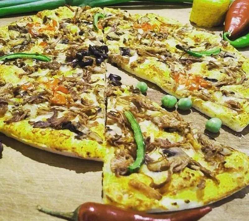 پیتزای خوشمزه و ویژه رستوران مازستا با مرغ ریش ریش، قارچ، زیتون، فلفل دلمه و نخود فرنگی. ایده‌آل برای شام.