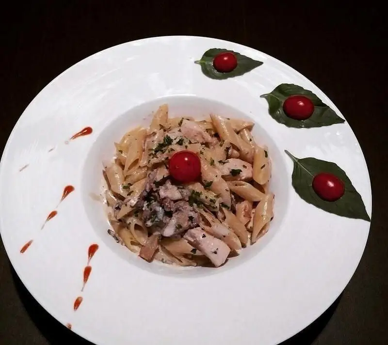 پاستا پنه مرغ و قارچ با سس خامه ای و گوجه گیلاسی، یک غذای ایتالیایی خوش طعم از رستوران مازستا.