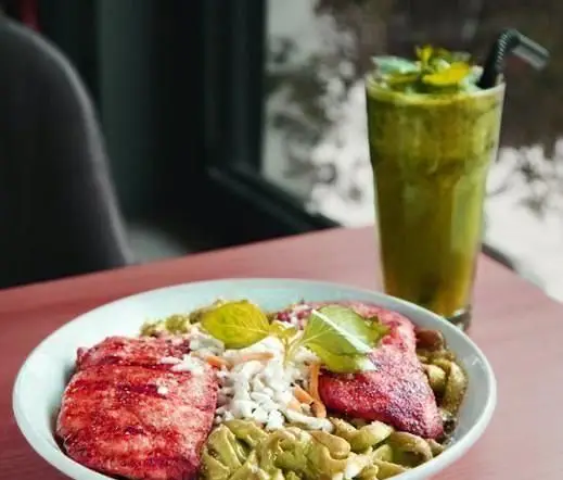 وعده غذایی سالم و خوشمزه از فست فود روکو شامل سینه مرغ گریل شده، پاستا سبز و اسموتی میوه تازه. لذت طعم واقعی.