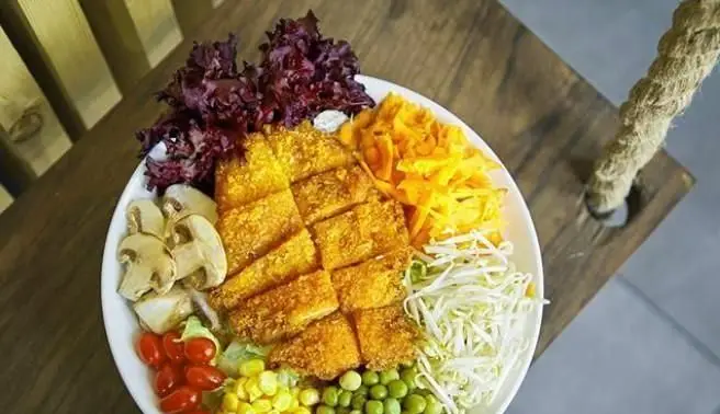 بشقاب سالاد رژیمی و خوشمزه فست فود روکو با مرغ سوخاری، کاهو بنفش، قارچ، گوجه گیلاسی، ذرت، نخود فرنگی و هویج تازه