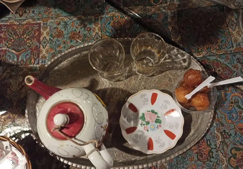 سرو چای و شیرینی سنتی بامیه در رستوران ایرانی آذری، آماده پذیرایی از میهمانان با طعم اصیل و فضایی دلنشین.