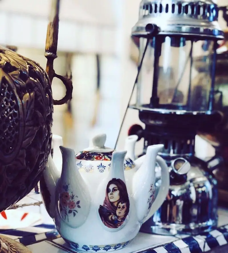 قوری خاص و دکوراسیون سنتی رستوران ایرانی آذری، بیانگر فضای اصیل و دلپذیر برای تجربه‌ای بی‌نظیر از چای و غذا.