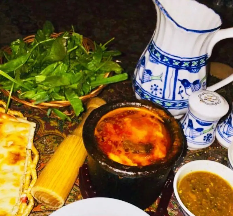 لذت غذای سنتی دیزی یا پیتی با سبزی تازه و نان گرم در محیط دلنشین رستوران ایرانی آذری، تجربه‌ای بی‌نظیر از طعم اصیل.