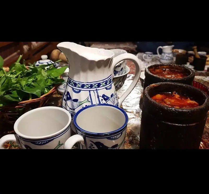 لذت طعم اصیل غذای سنتی دیزی در رستوران ایرانی آذری، همراه با سبزی خوردن تازه و ظروف سفالی زیبا، تجربه ای به یادماندنی.