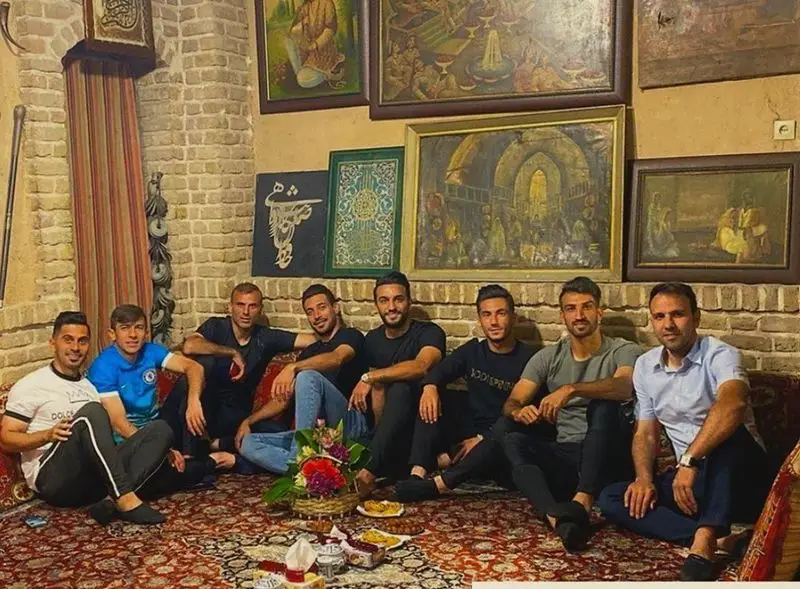 فضای گرم و سنتی رستوران ایرانی آذری با دیوارهای آجری و فرش اصیل ایرانی، محلی ایده‌آل برای دورهمی و لذت بردن از مهمان‌نوازی.