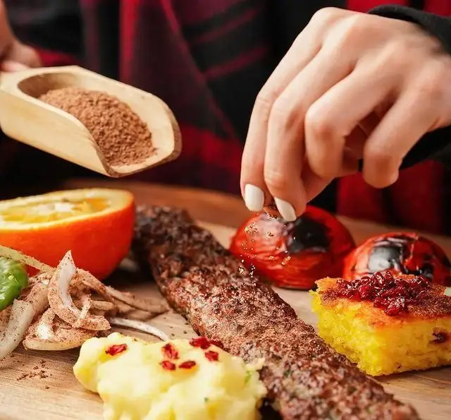 کباب کوبیده ممتاز رستوران ساطور همراه با سماق تازه، گوجه کبابی، ته چین زعفرانی و پوره سیب‌زمینی. تجربه‌ای خاص از غذای ایرانی.