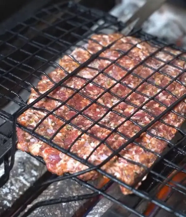 کباب کوبیده تازه و لذیذ رستوران ساطور، آماده پخت روی منقل گریل، با گوشت چرخ کرده مرغوب، طعم اصیل غذای ایرانی را تجربه کنید.